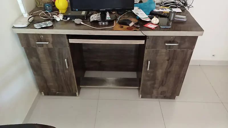 computer table in very good condition selling because we are shifting out of mumbaicomputer table in very good condition selling because we are shifti