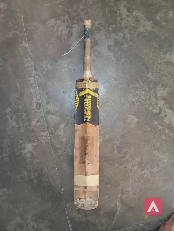A GM Flash Cricket Bat with 2 Bands Attached